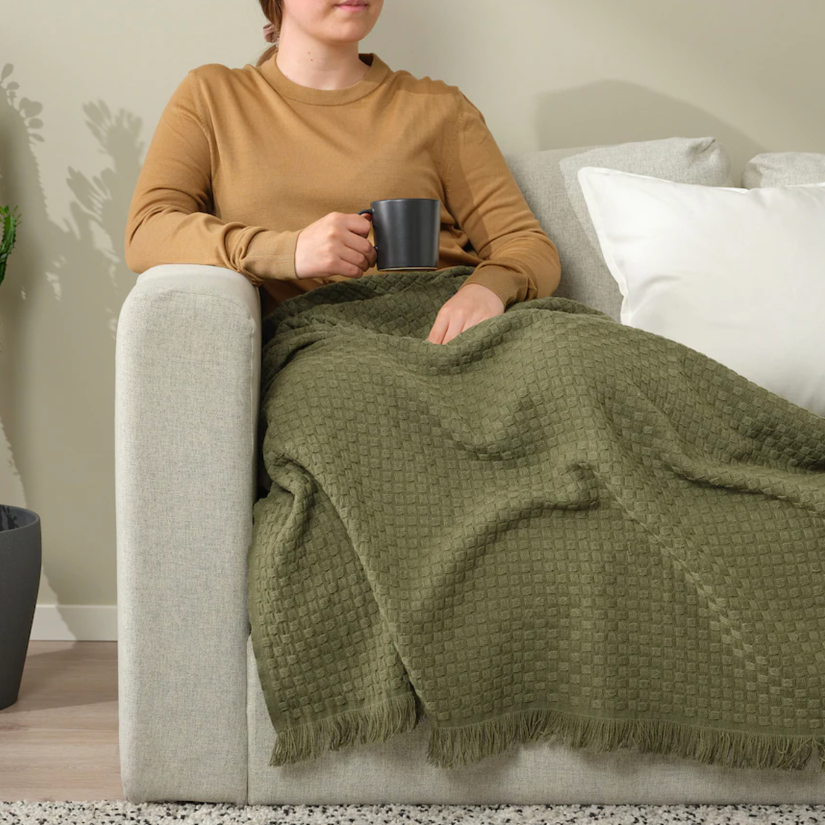 Gift box with olive blanket